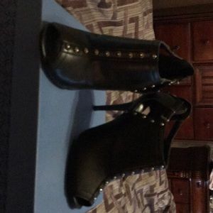 SimplyVera Vera Wang Peep Toe Stilettos.